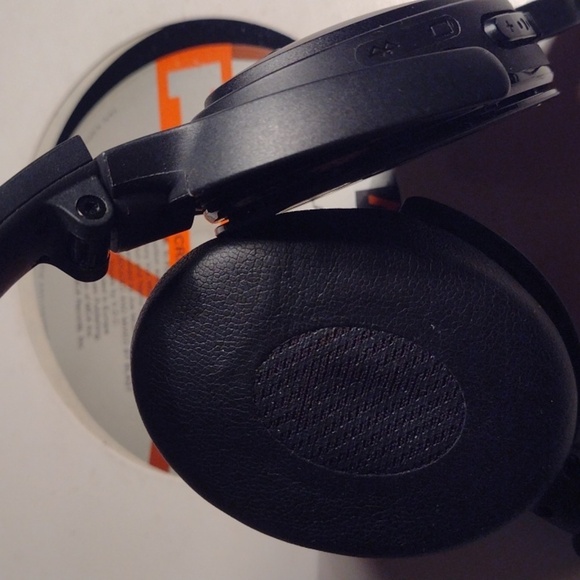 Bose Black OnEar Headphones Wireless NWOT - Picture 2 of 2